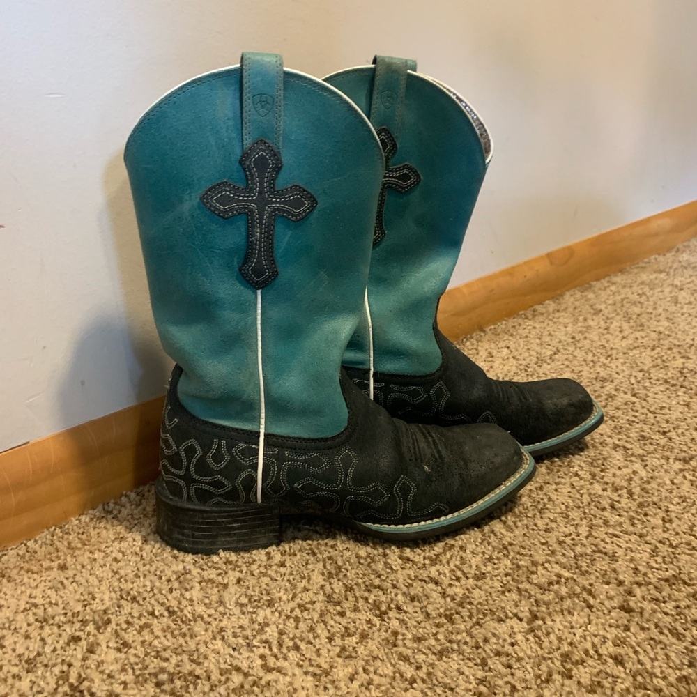Ariat boots Turquoise and Black cross Sz 6